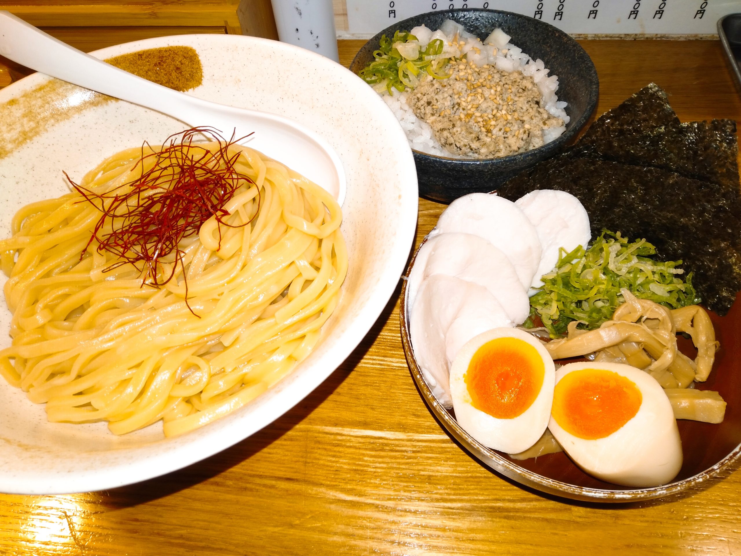ラーメン店麺匠ようすけ鶏煮亭で、特製濃厚鶏つけ麺と、鶏そぼろ