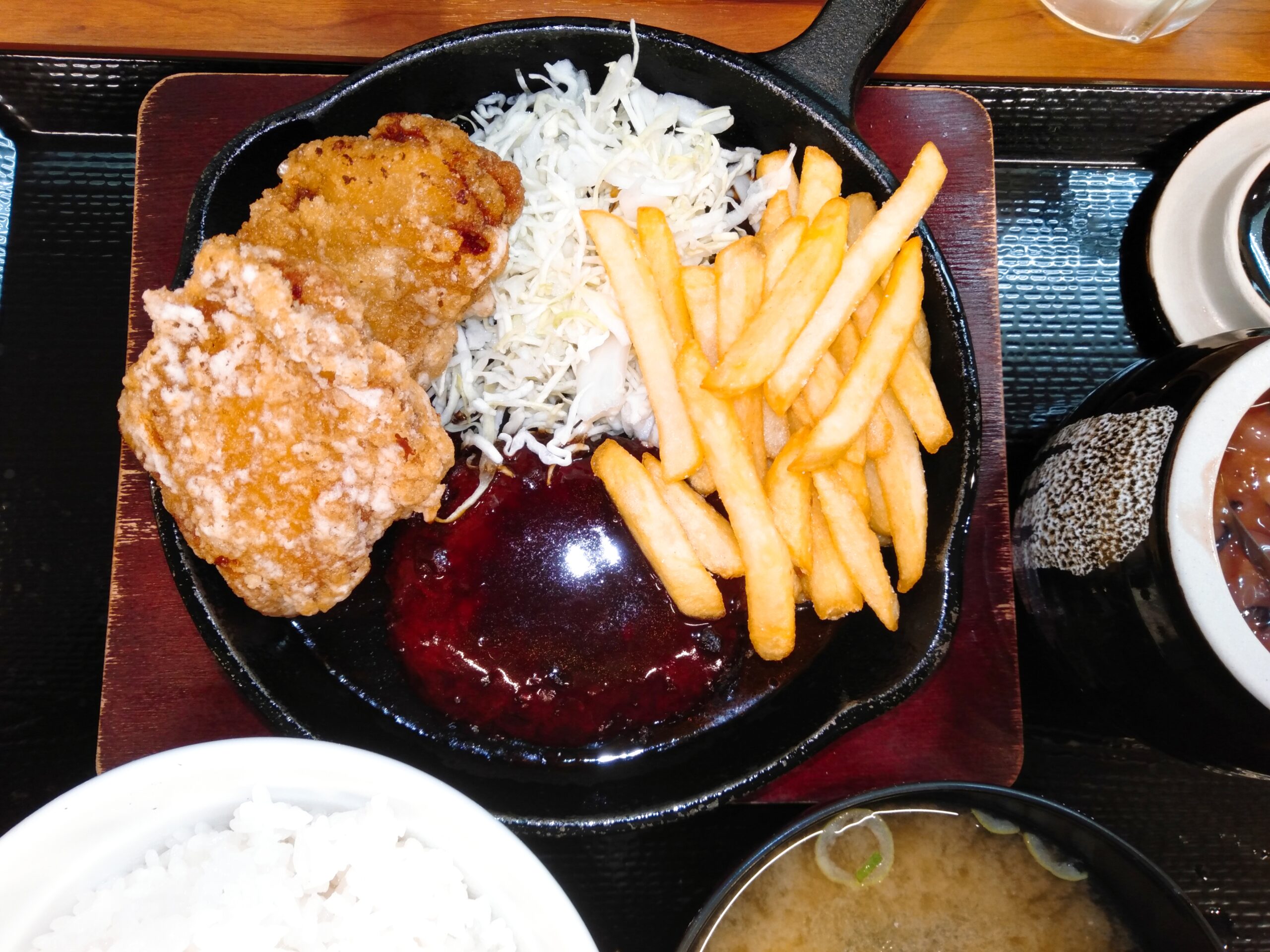 からやま 川崎アゼリア店で、ハンバーグとにんにくからあげ定食を食べ